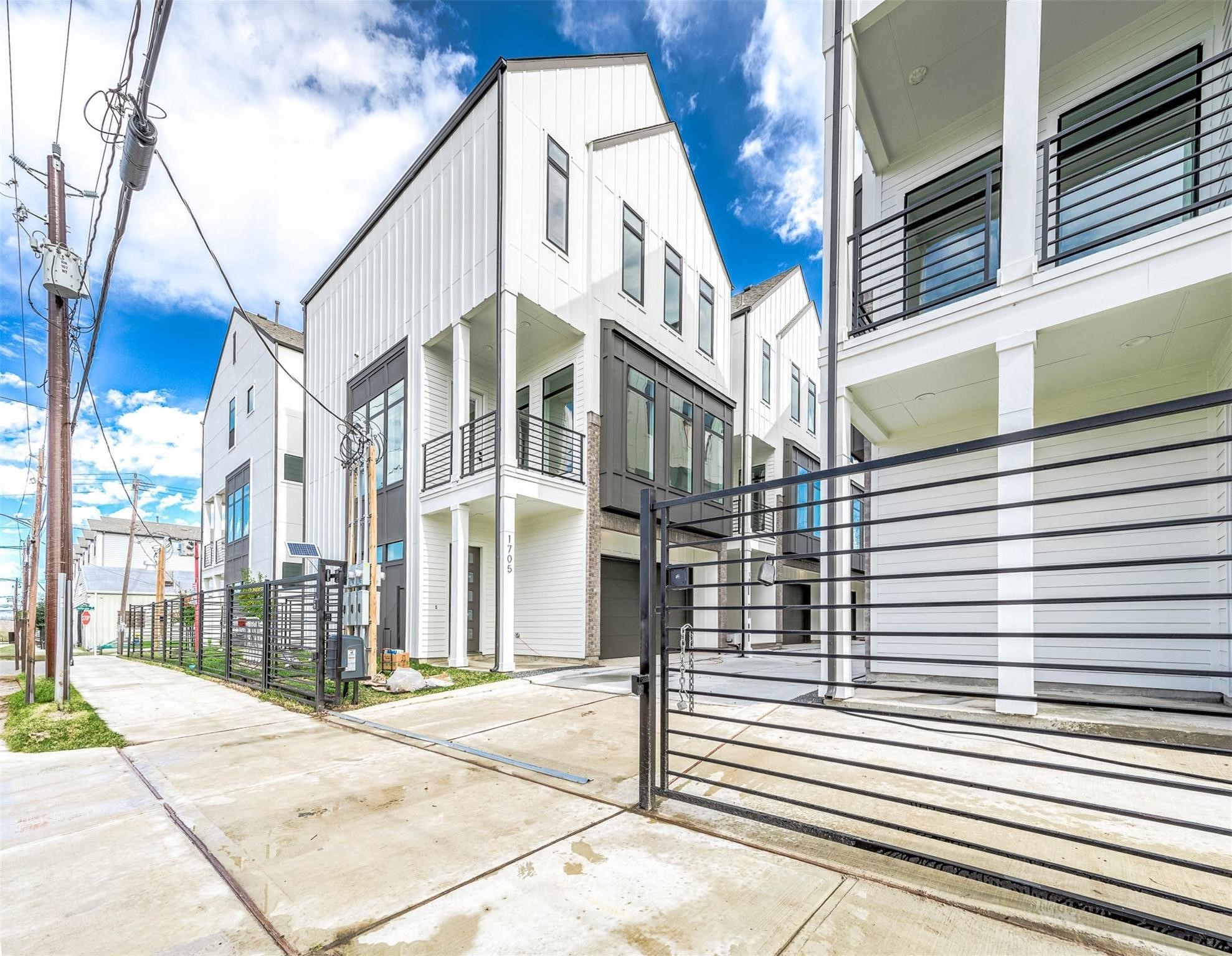 1711 Milby Street Houston, TX 77003 - Photo 11 of 12 a view of a building