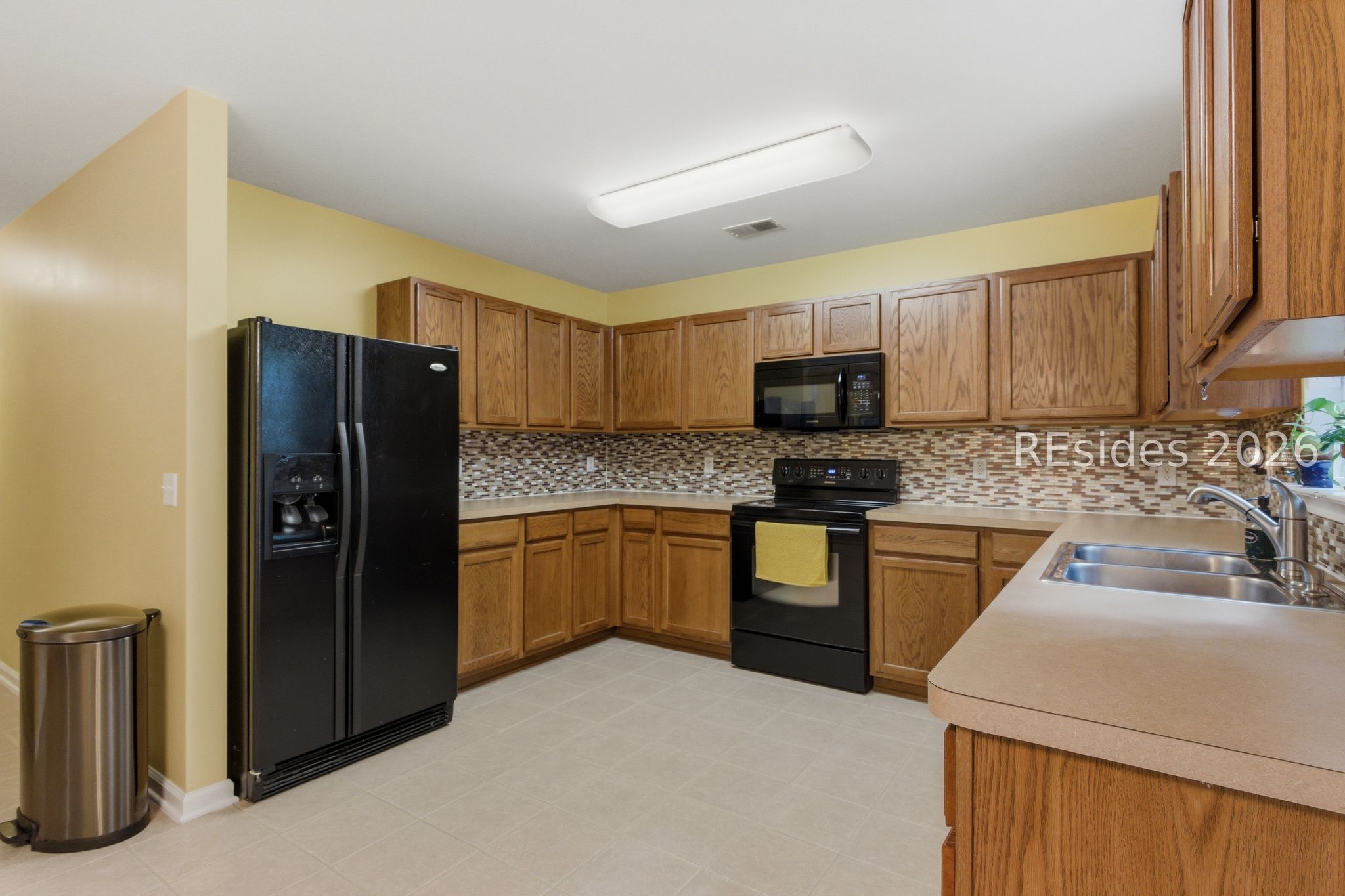 6 Hemlock Court Bluffton, SC 29910 - Photo 17 of 45 Kitchen with ample cabinetry for storage.