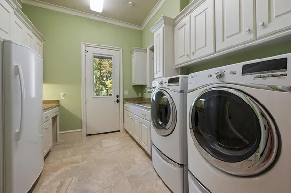 $2,195,950 | 5581 Nancy Circle, Chandler, TX 75758