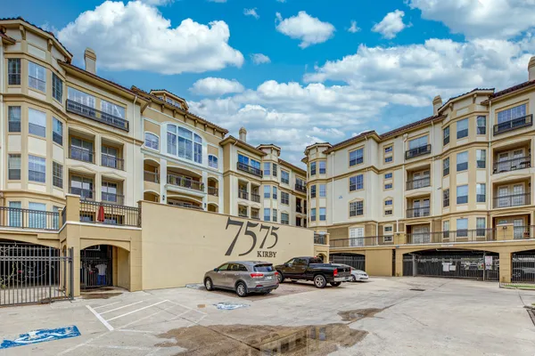 $1,800 | 7575 Kirby Drive, Unit 2417, Houston, TX 77030