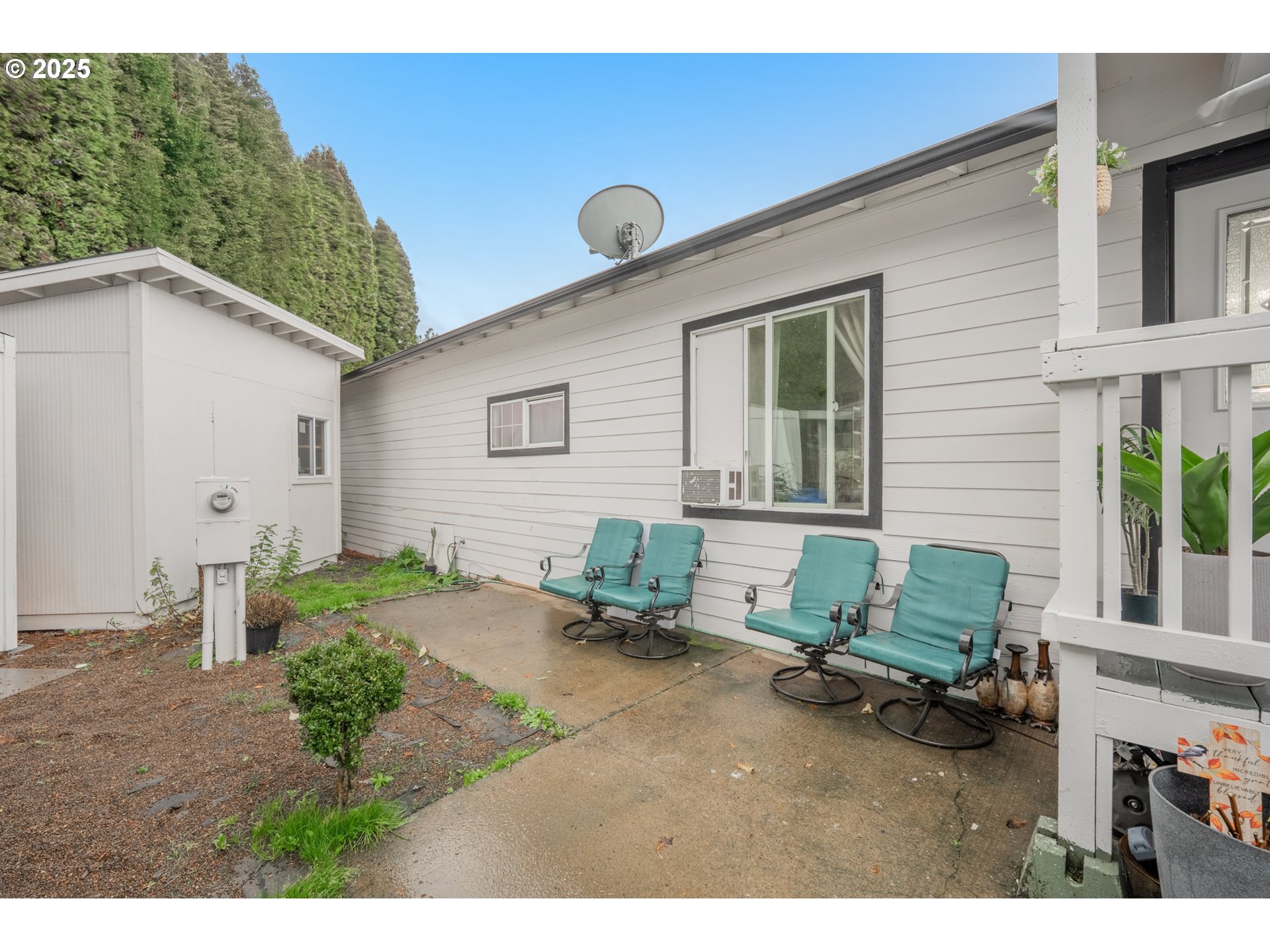 2012 Kennedy Circle Northeast, Unit 10 Keizer, OR 97303 - Photo 15 of 21 a backyard of a house with outdoor seating
