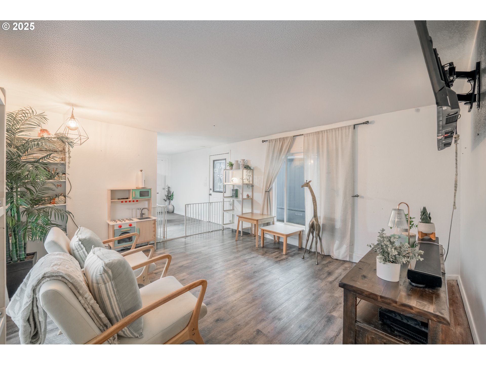 2012 Kennedy Circle Northeast, Unit 10 Keizer, OR 97303 - Photo 3 of 21 a living room with furniture and a table