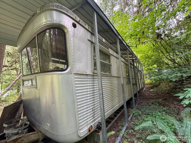 a view of a house with a small yard