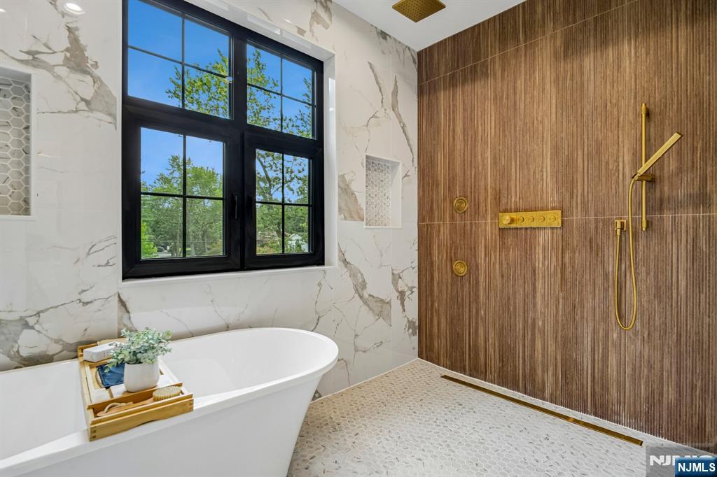83 Falcon Road Livingston, NJ 07039 - Photo 17 of 20 Gallery Image 17