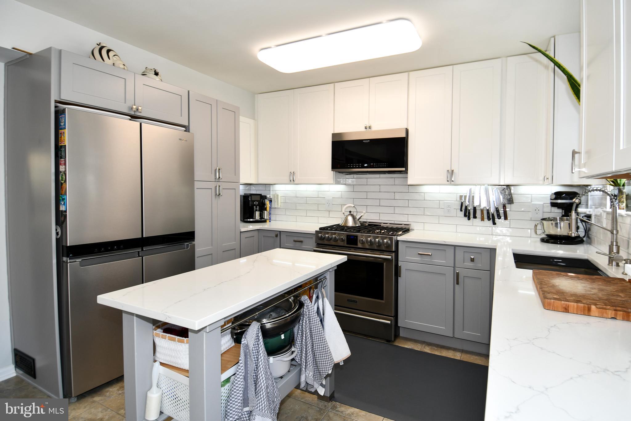 10188 Speedwell Court Manassas, VA 20110 - Photo 14 of 51 a kitchen with a sink stove and refrigerator