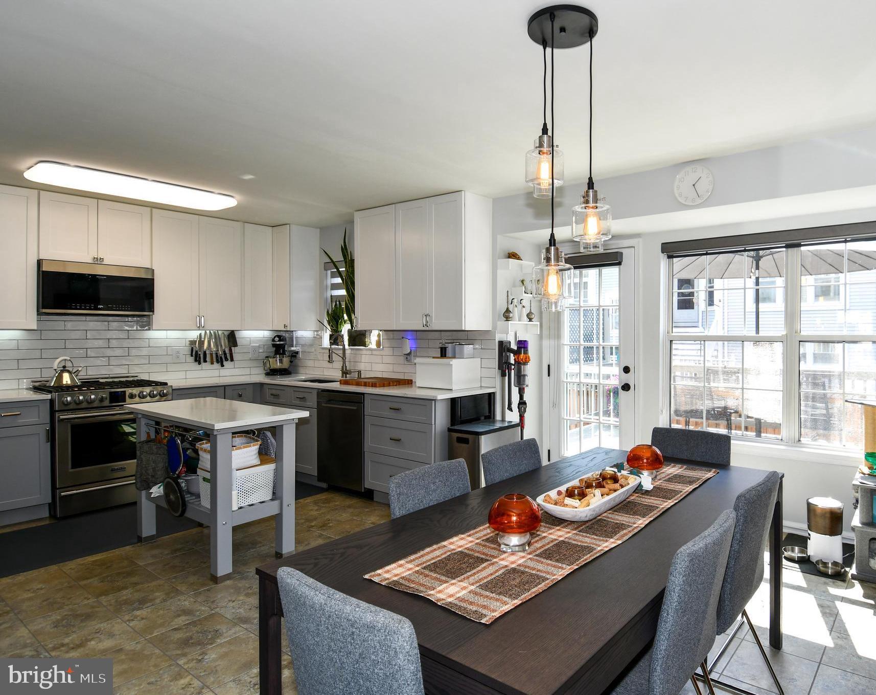 10188 Speedwell Court Manassas, VA 20110 - Photo 22 of 51 a kitchen with a dining table and chairs
