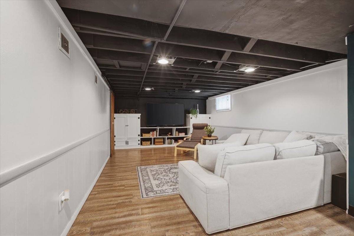 611 Vale Street Bloomington, IL 61701 - Photo 20 of 36 a living room with furniture