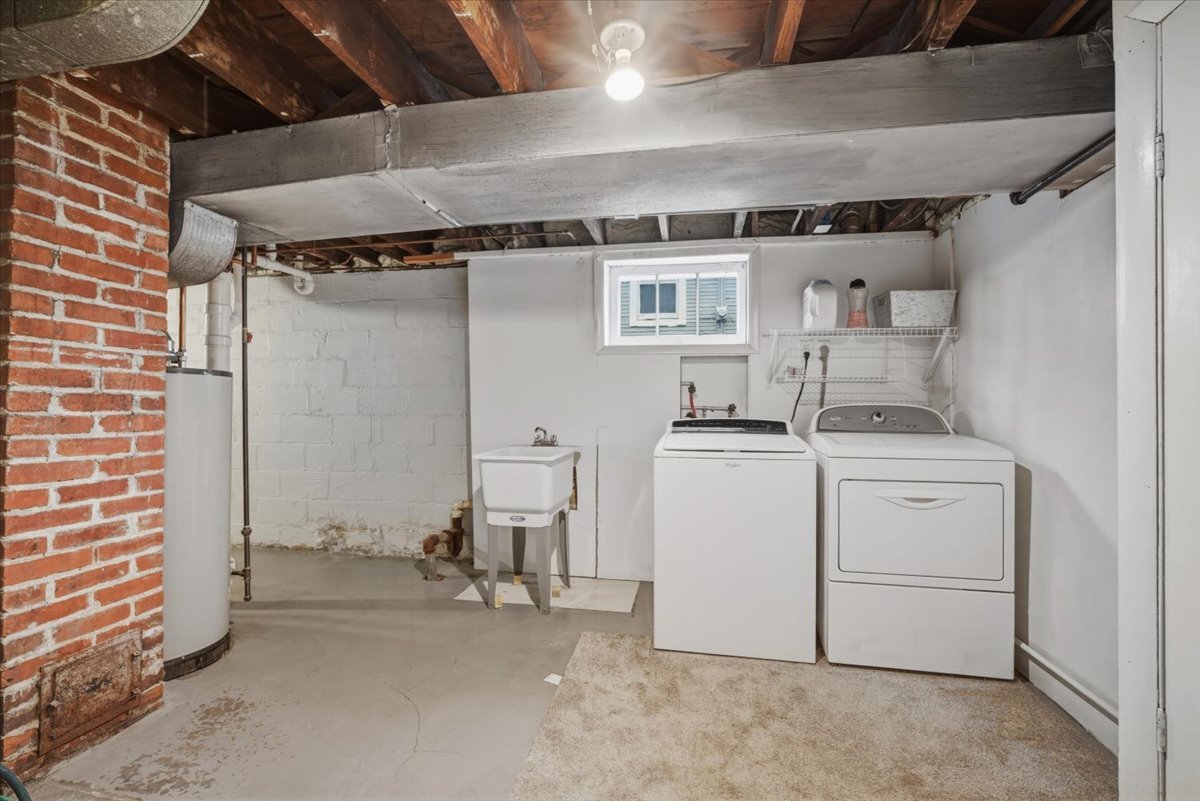 611 Vale Street Bloomington, IL 61701 - Photo 25 of 36 a utility room with dryer and washer