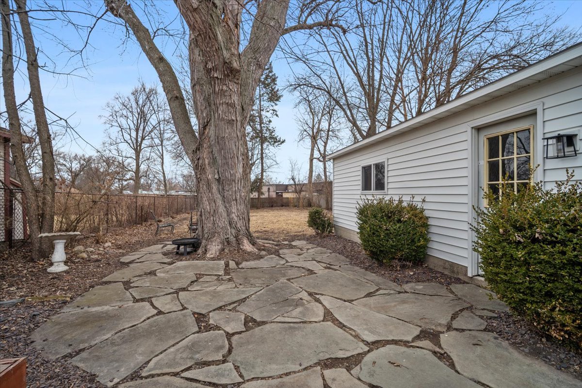 611 Vale Street Bloomington, IL 61701 - Photo 32 of 36 a backyard of a house with lots of green space