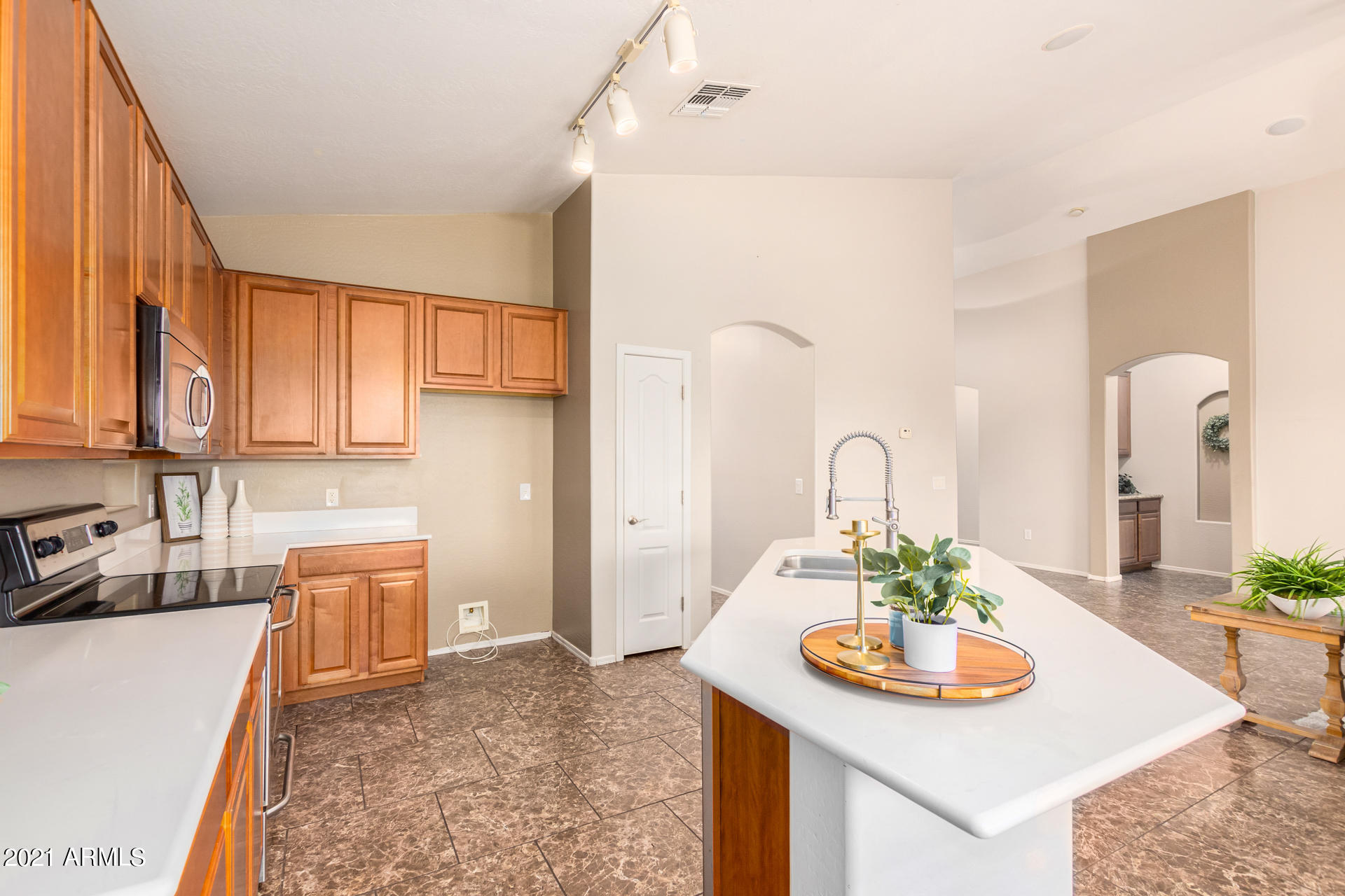 10070 East Hay Loft Road Florence, AZ 85132 - Photo 9 of 29 Kitchen