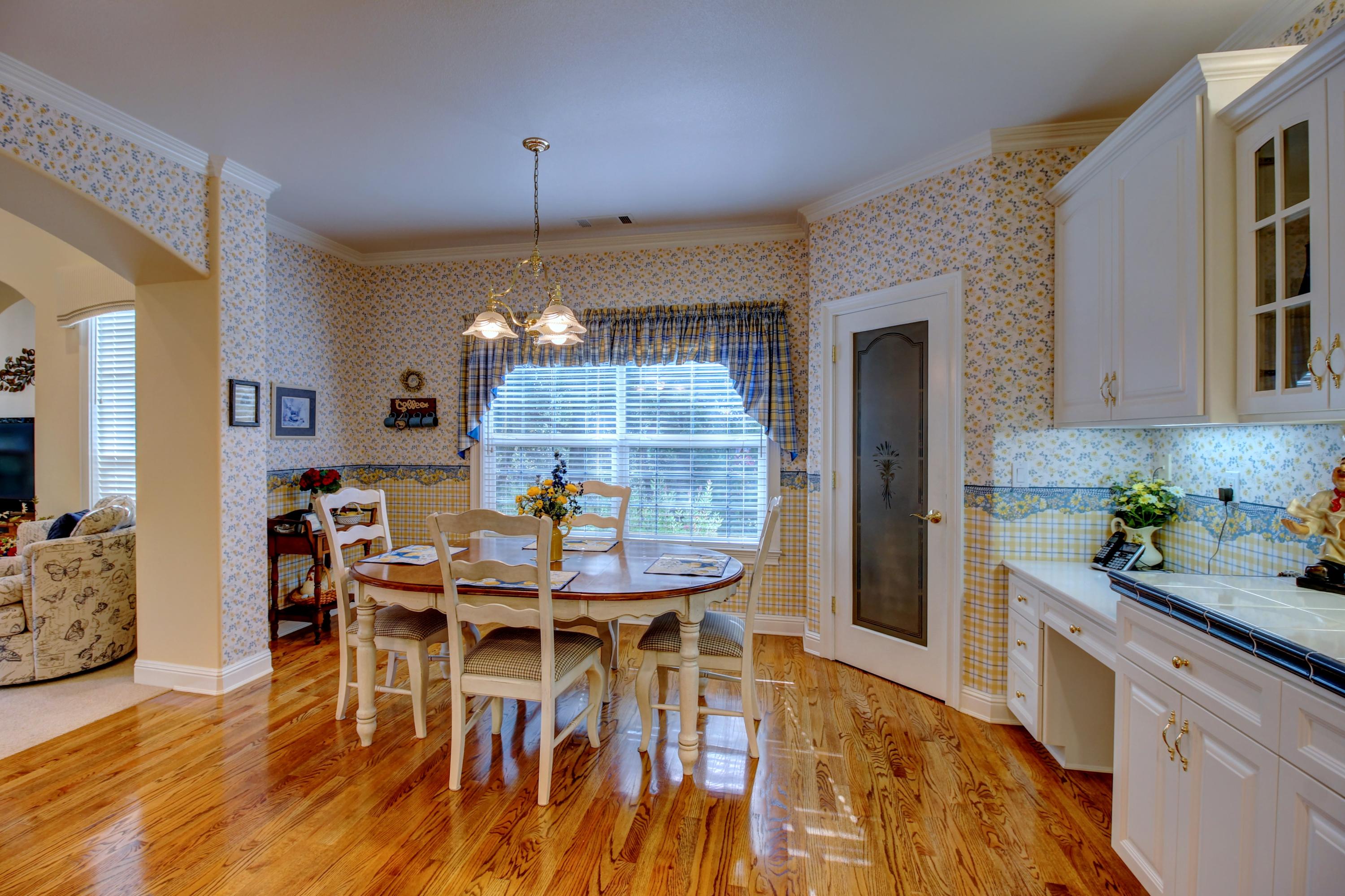 13487 Tierra Heights Road Redding, CA 96003 - Photo 16 of 38 Eat in Kitchen