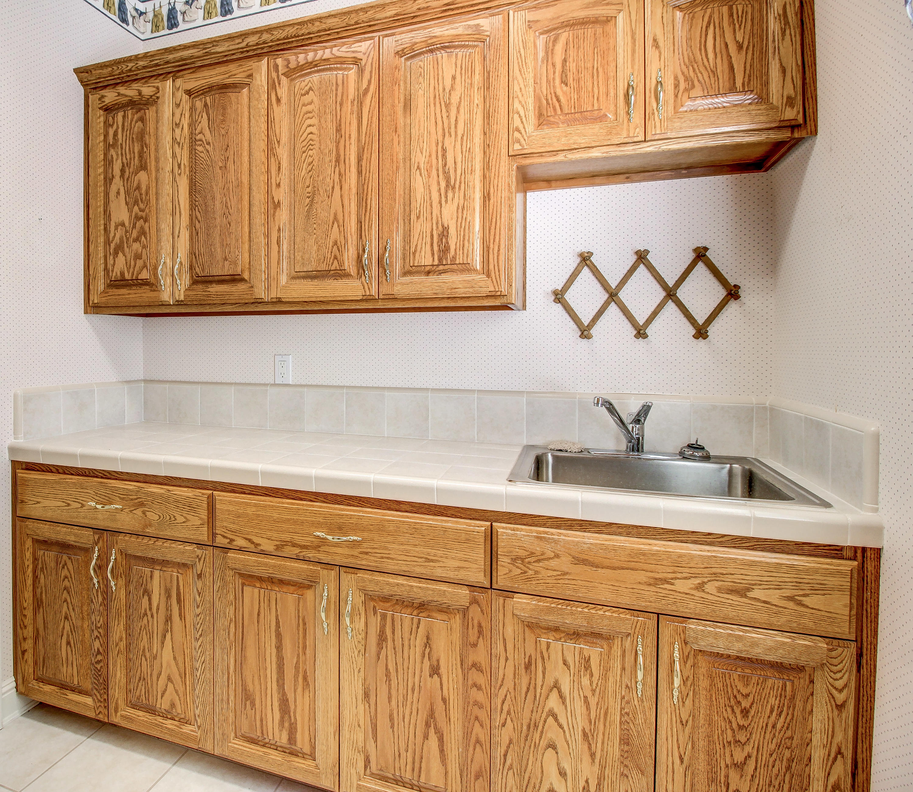 13487 Tierra Heights Road Redding, CA 96003 - Photo 20 of 38 Laundry Room