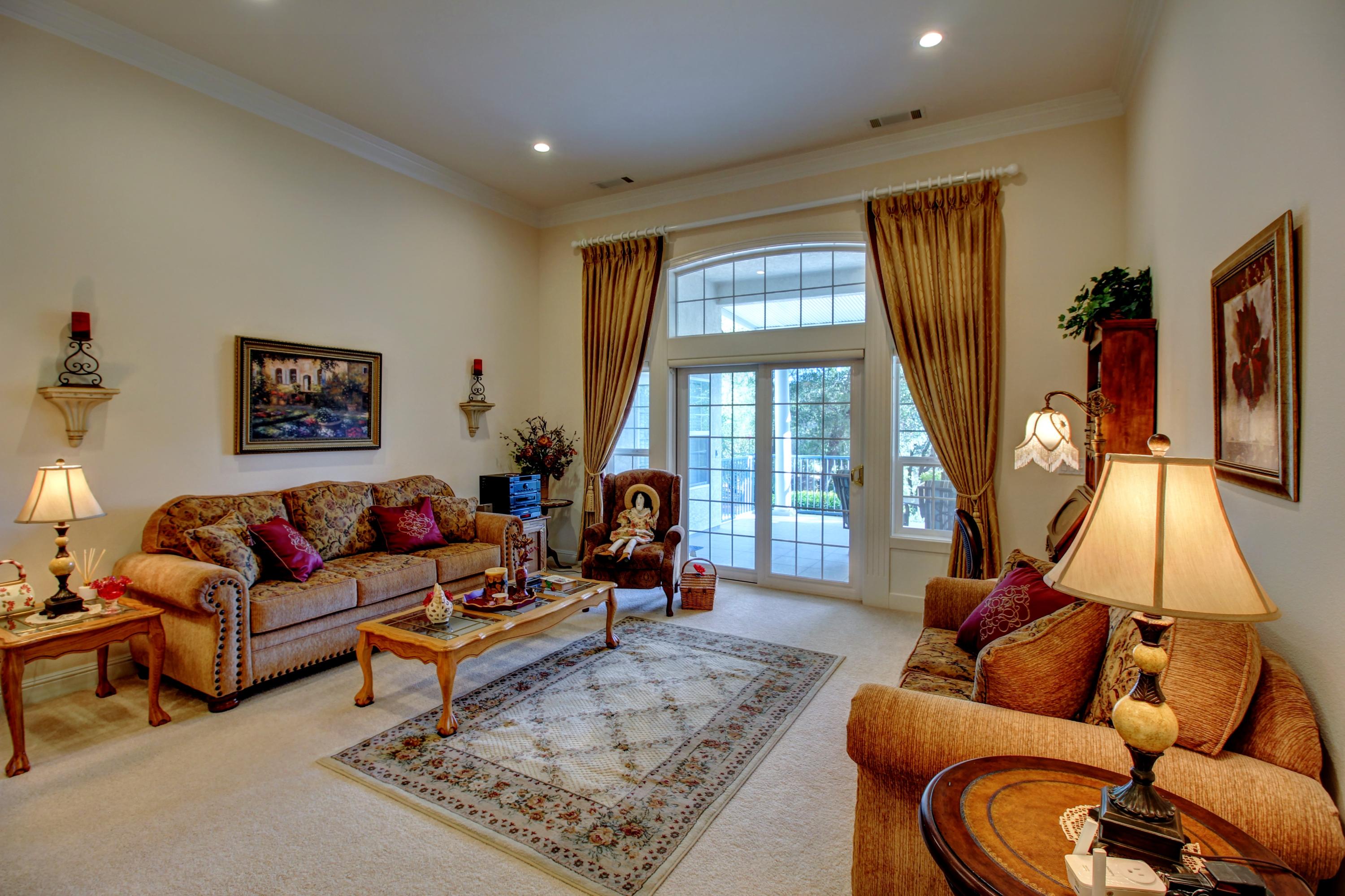 13487 Tierra Heights Road Redding, CA 96003 - Photo 7 of 38 Living Room