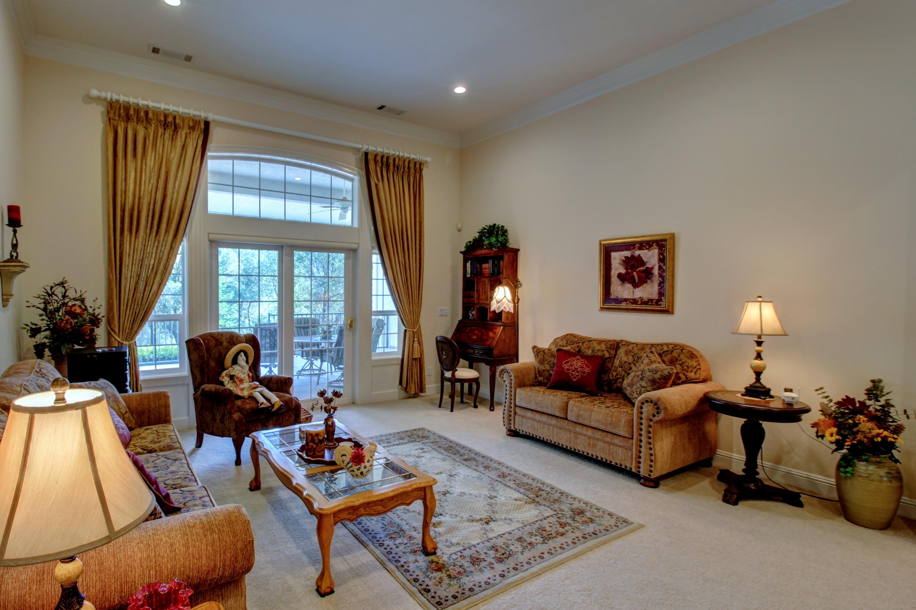 13487 Tierra Heights Road Redding, CA 96003 - Photo 8 of 38 Living Room