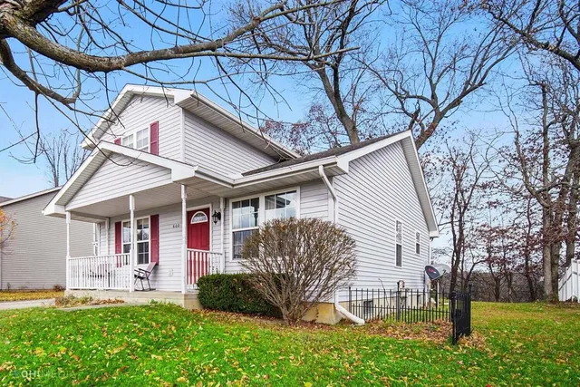 a view of a house with a yard