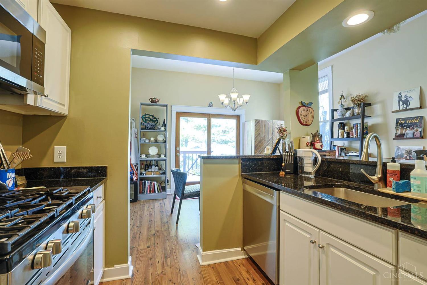 982 Hatch Street Cincinnati, OH 45202 - Photo 13 of 49