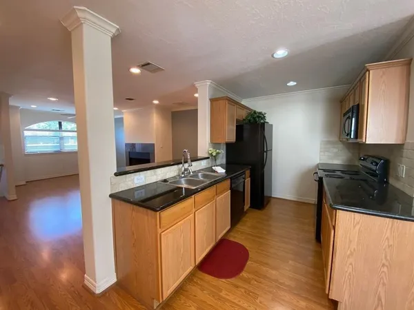 $2,000 | 3710 Sherwood Lane, Unit 108, Houston, TX 77092