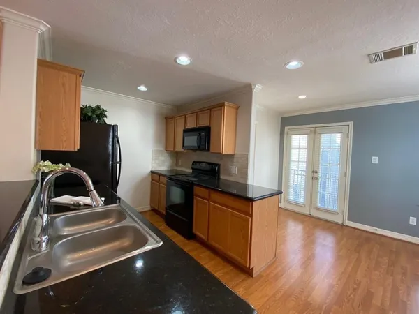 $2,000 | 3710 Sherwood Lane, Unit 108, Houston, TX 77092