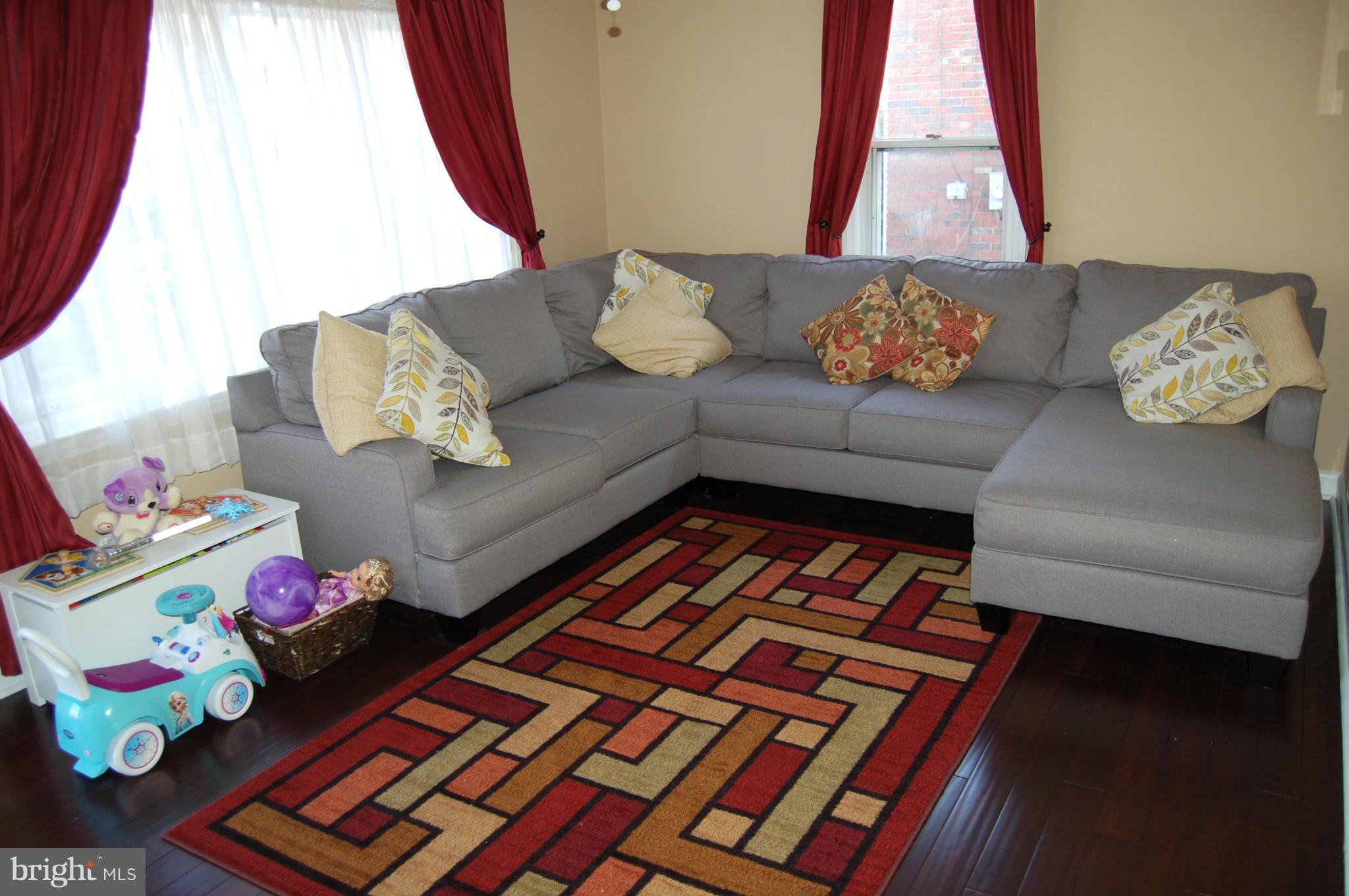 210 Lake Road Pasadena, MD 21122 - Photo 7 of 22 Living Room