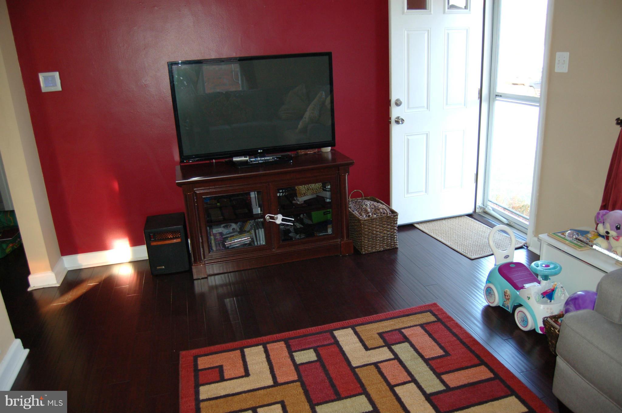 210 Lake Road Pasadena, MD 21122 - Photo 8 of 22 Living Room