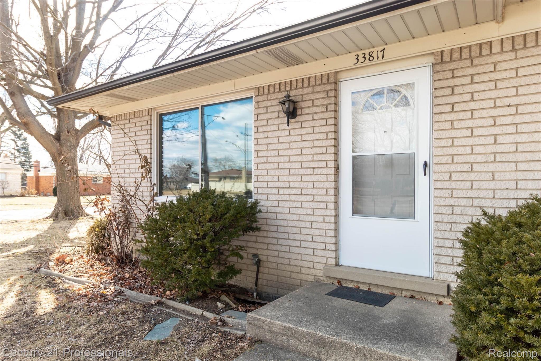 33817 Ryan Road Sterling Heights, MI 48310 - Photo 4 of 32 Beautiful picture window!