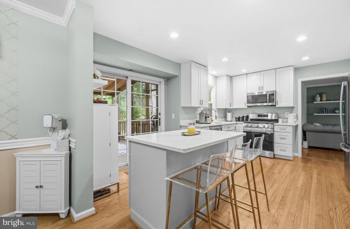 8853 Applecross Lane Springfield, VA 22153 - Photo 4 of 37