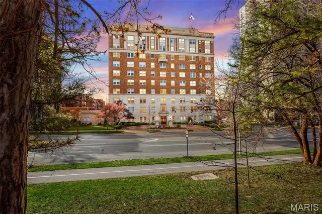 $350,000 | 701 South Skinker Boulevard, Unit 403, St. Louis, MO 63105