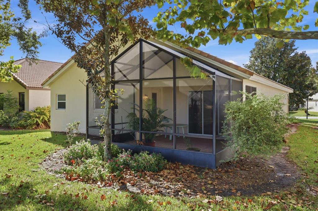 1196 West Diamond Shore Loop Hernando, FL 34442 - Photo 35 of 40 a front view of a house with garden