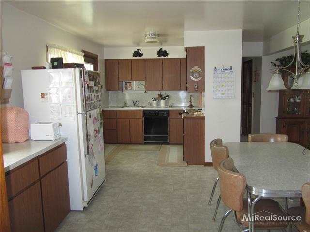 8355 Yager Road Columbus, MI 48063 - Photo 7 of 18 31147540-6.JPG
