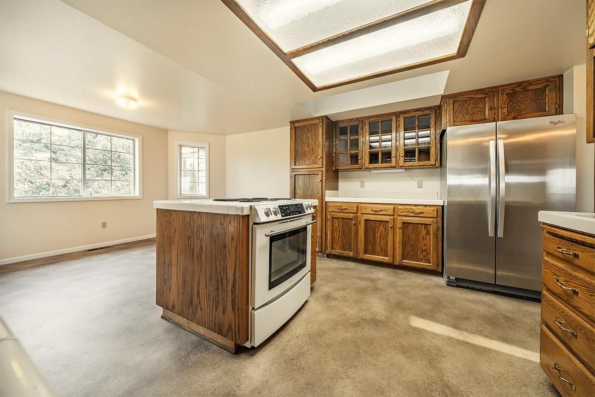 3989 Livingston Road Central Point, OR 97502 - Photo 13 of 31 9