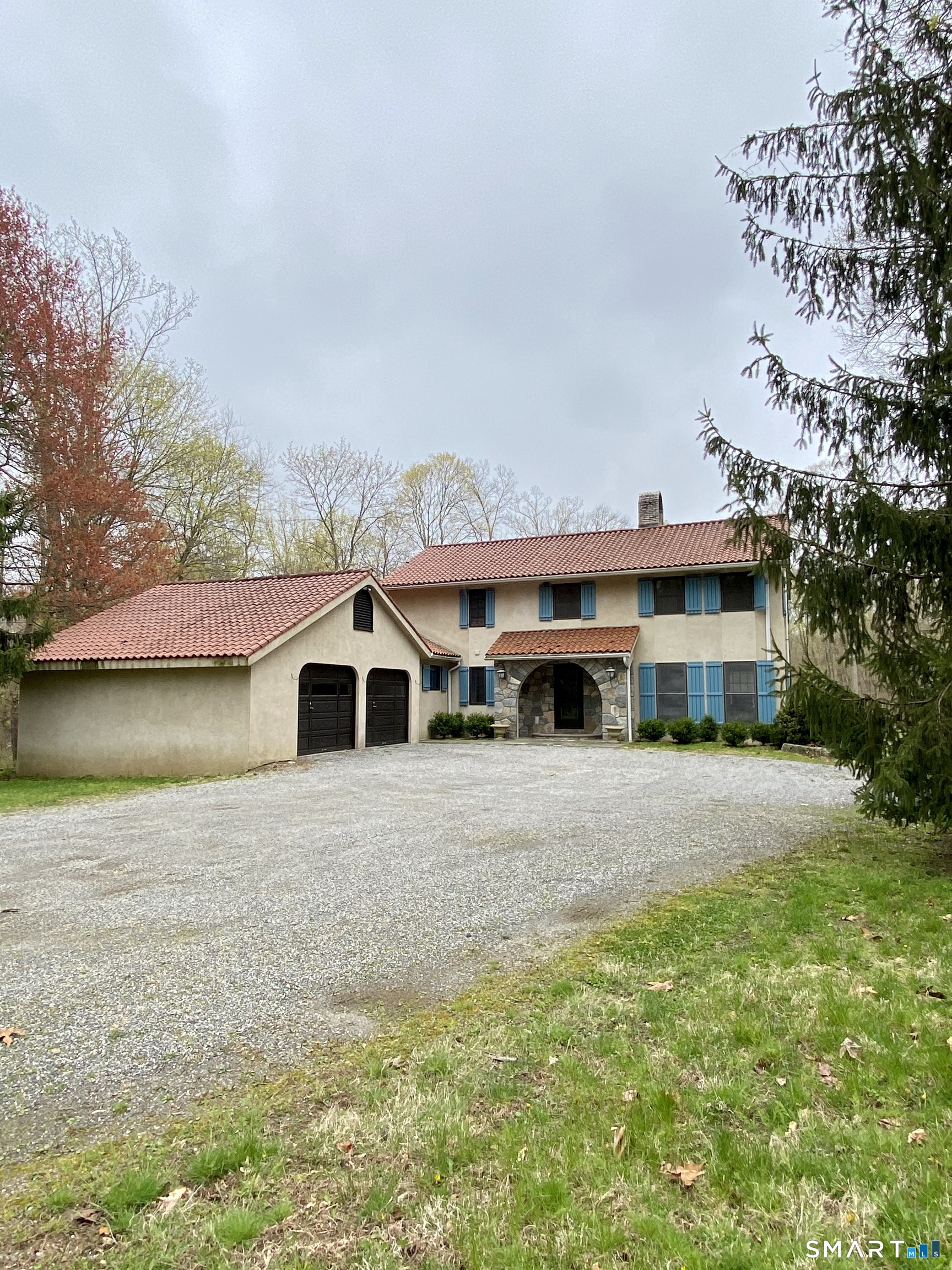 488 Cognewaugh Road Greenwich, CT 06807 - Photo 1 of 40 a front view of a house with a yard