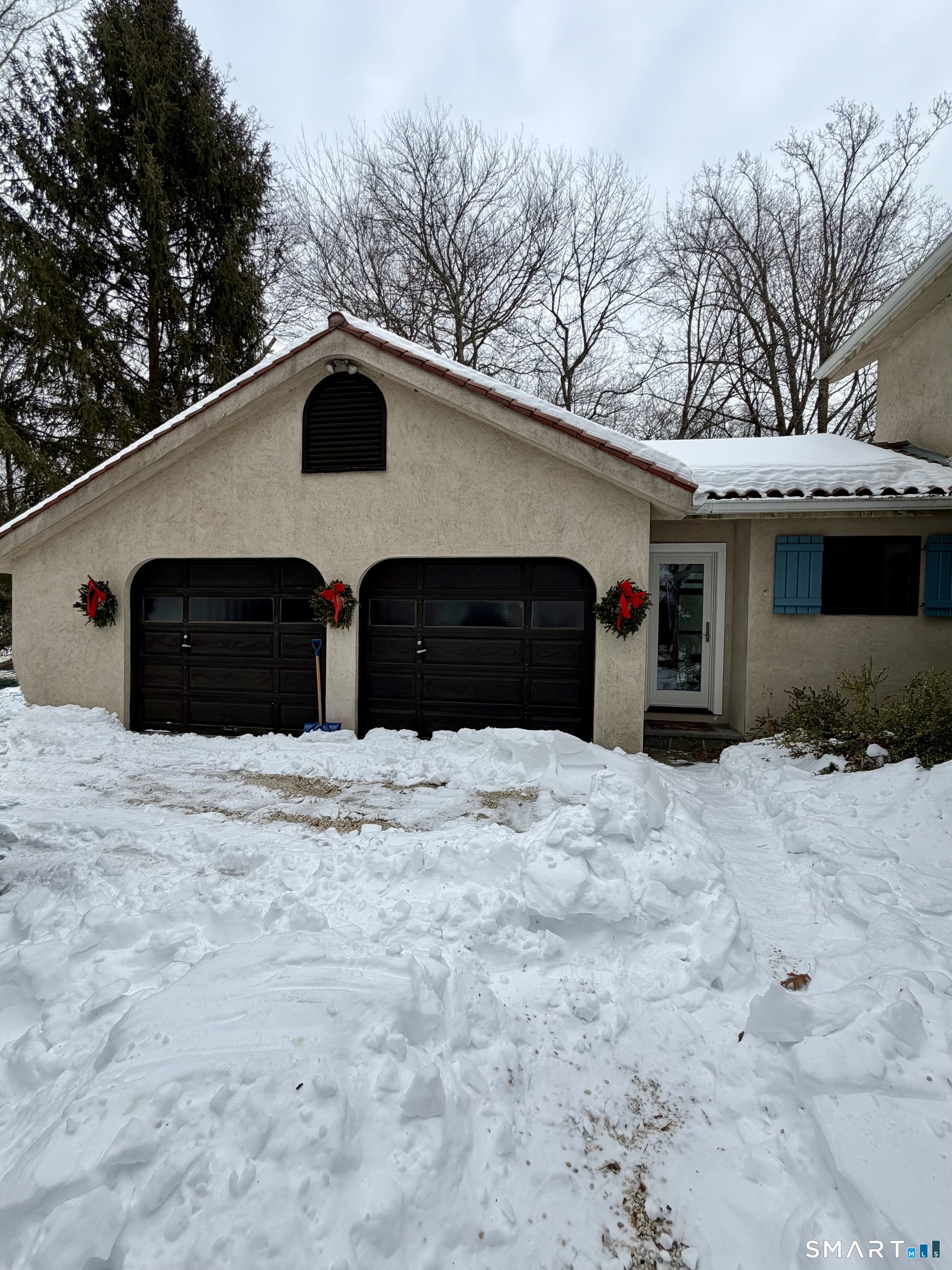 488 Cognewaugh Road Greenwich, CT 06807 - Photo 3 of 40 a front view of a house with a yard