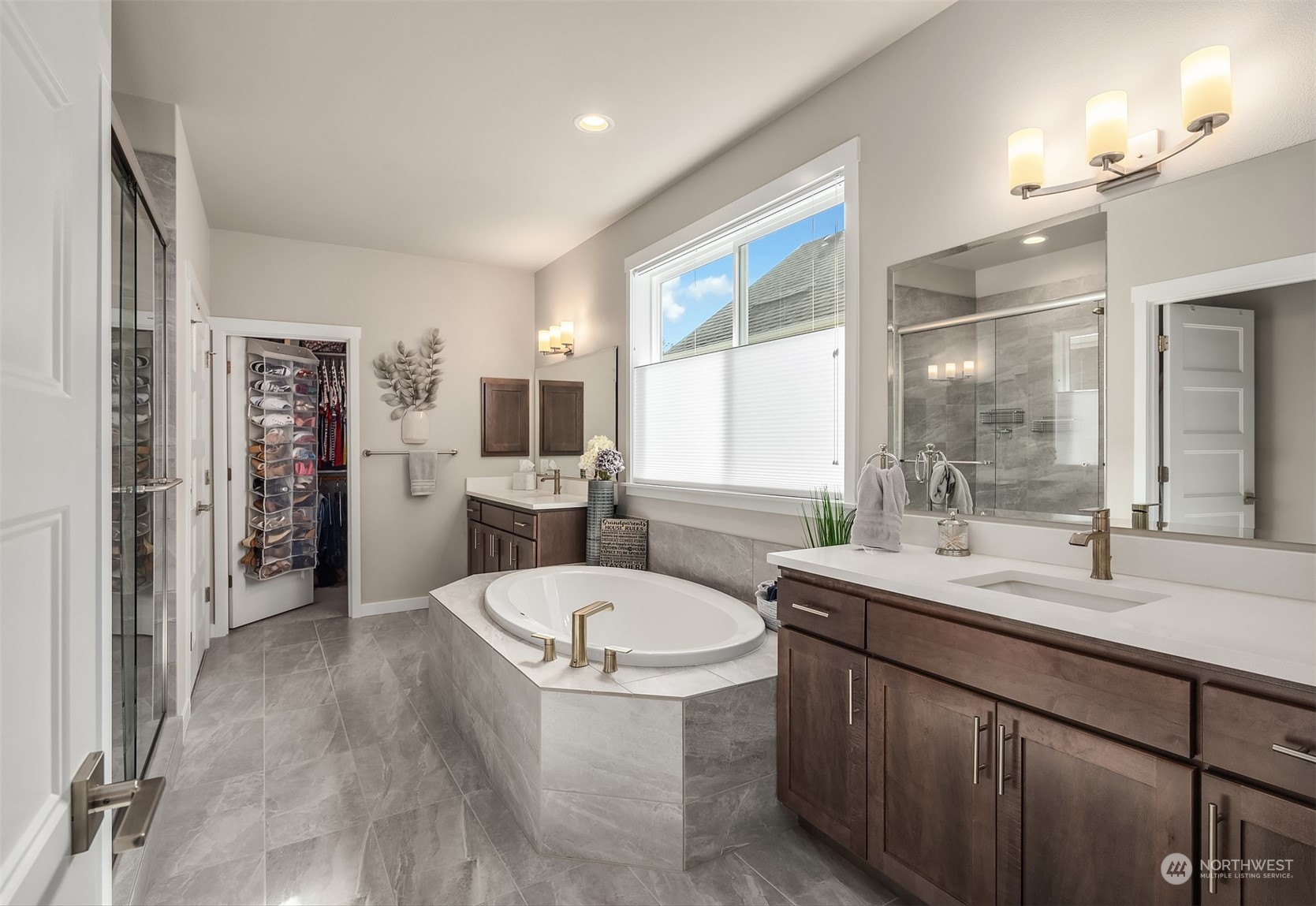 4331 Caddyshack Drive Northeast Lacey, WA 98516 - Photo 21 of 34 a large bathroom with a large tub and sink