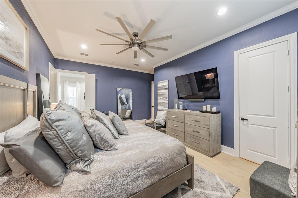 7333 Valley View Lane, Unit 902 Dallas, TX 75240 - Photo 20 of 40 a bedroom with a bed and a flat screen tv