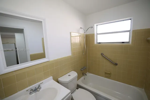 $1,800 | 3501 West 11th Avenue, Unit 204, Hialeah, FL 33012