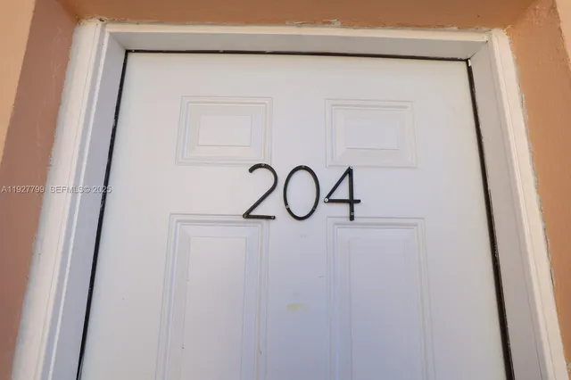 $1,800 | 3501 West 11th Avenue, Unit 204, Hialeah, FL 33012