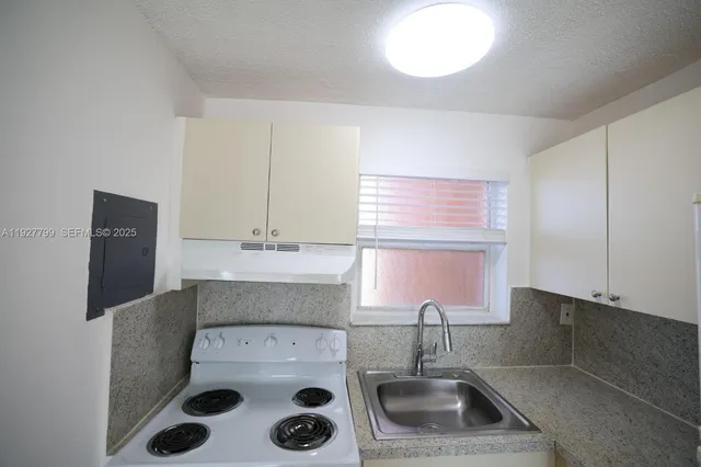 $1,800 | 3501 West 11th Avenue, Unit 204, Hialeah, FL 33012