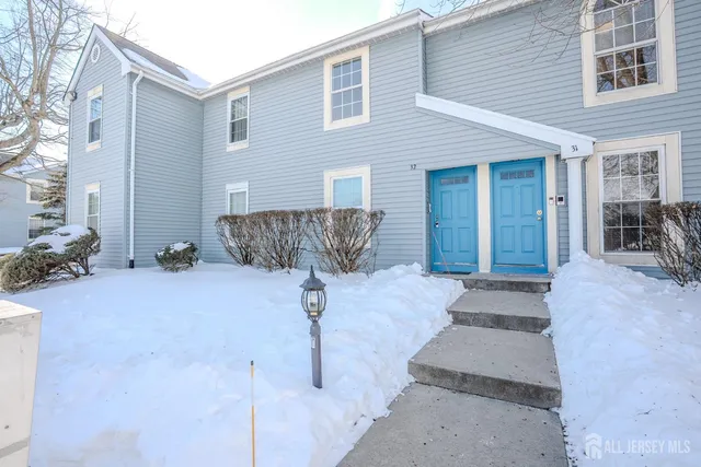 $325,000 | 32 Tanglewood Court, Monmouth Junction, NJ 08852