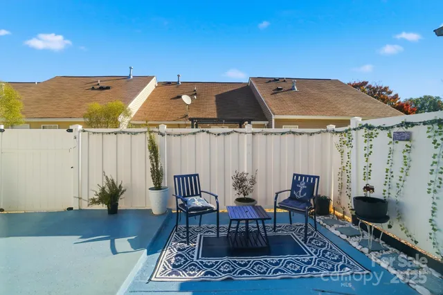 a view of a livingroom with furniture