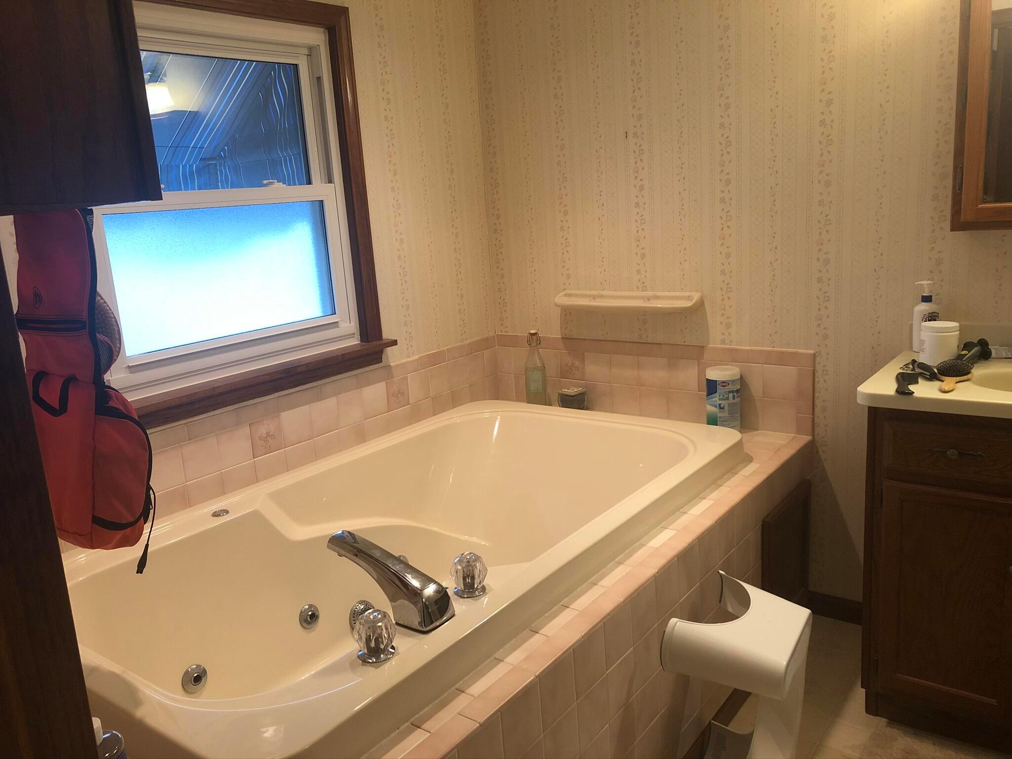 939 Vernon Road Columbus, OH 43209 - Photo 12 of 20 master bath 1