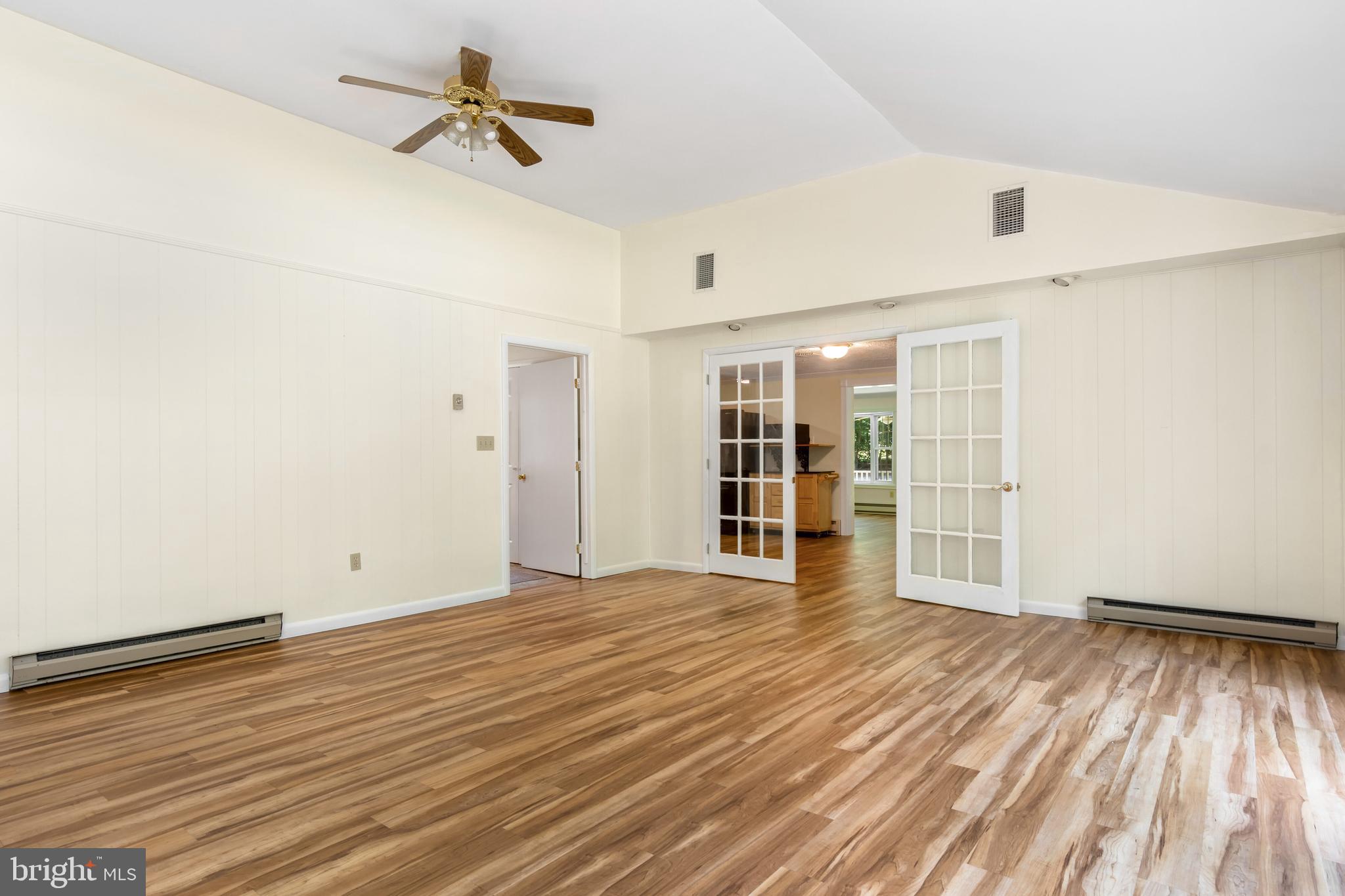 29049 Carters Plains Road Easton, MD 21601 - Photo 16 of 44 Family room with cathedral ceiling