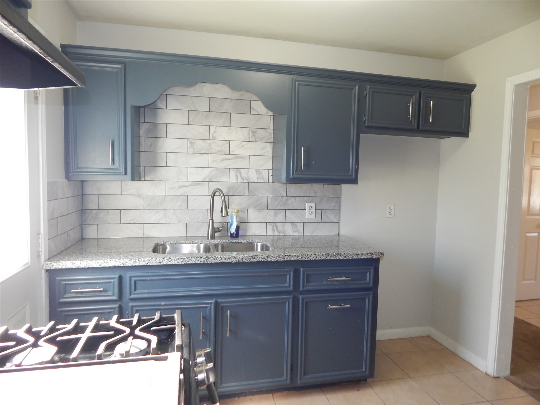 206 Arnett Lane Houston, TX 77037 - Photo 11 of 28 a kitchen with a sink and cabinets