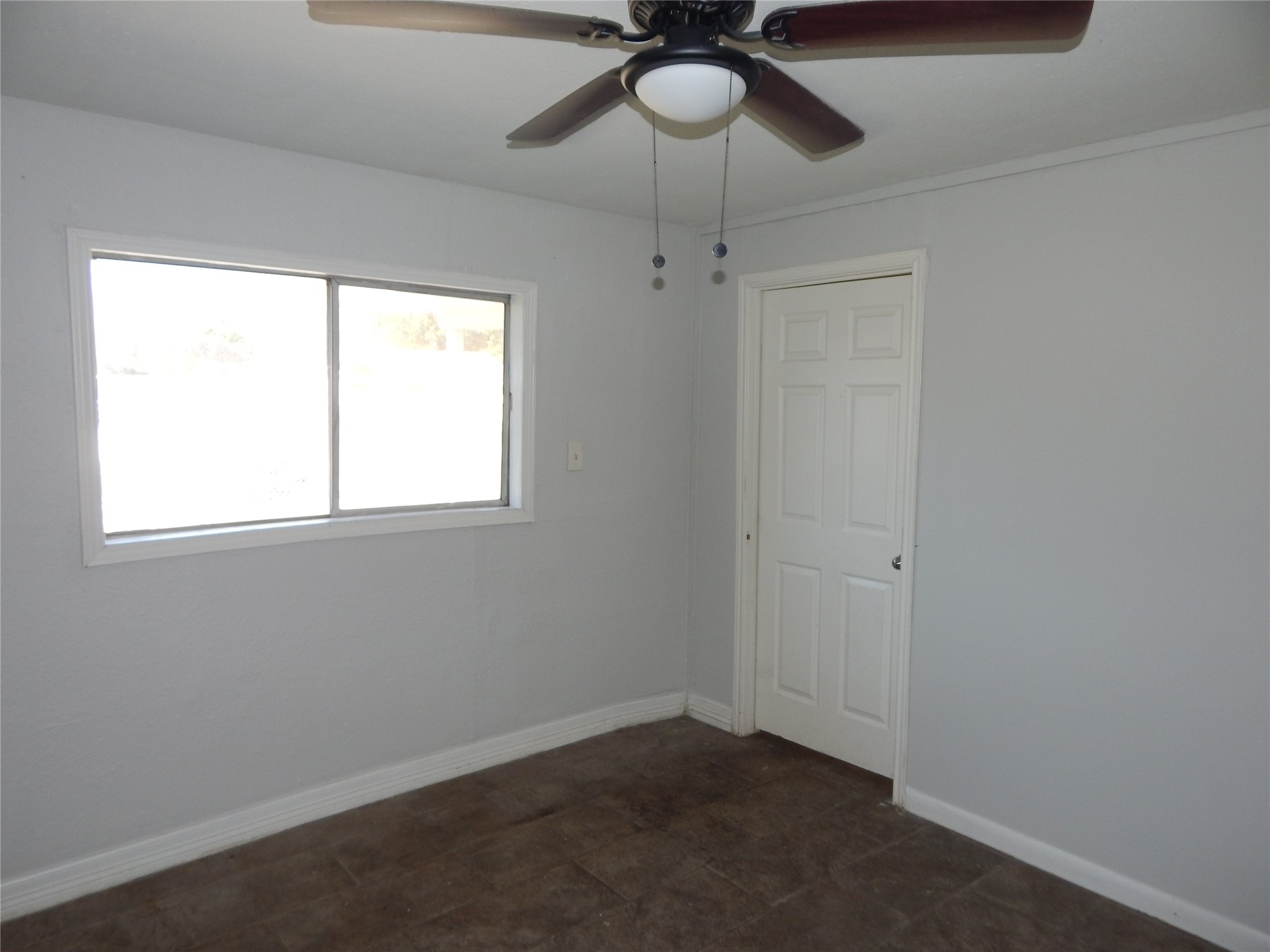 206 Arnett Lane Houston, TX 77037 - Photo 12 of 28 an empty room with a window