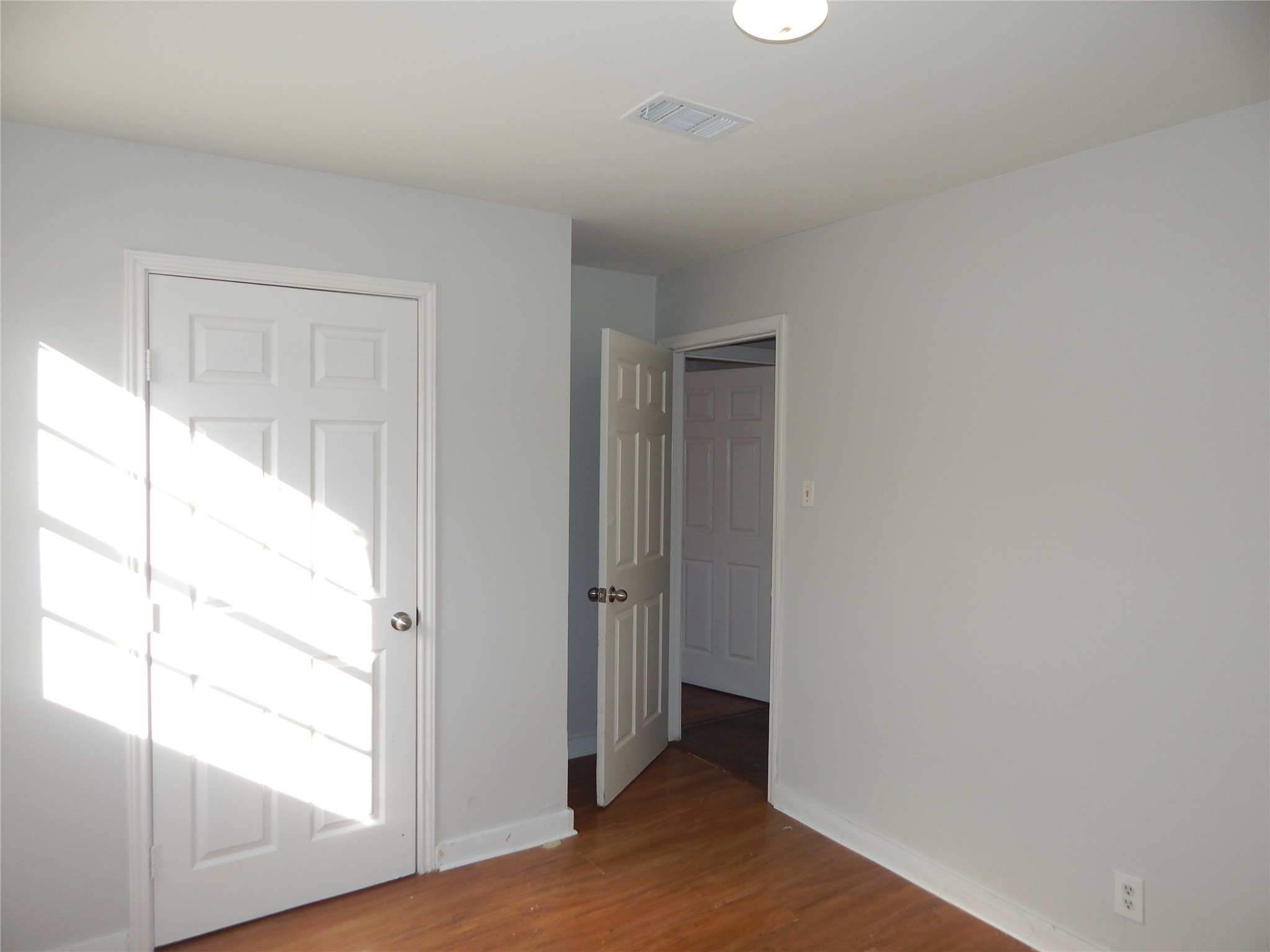 206 Arnett Lane Houston, TX 77037 - Photo 18 of 28 a view of hallway with window