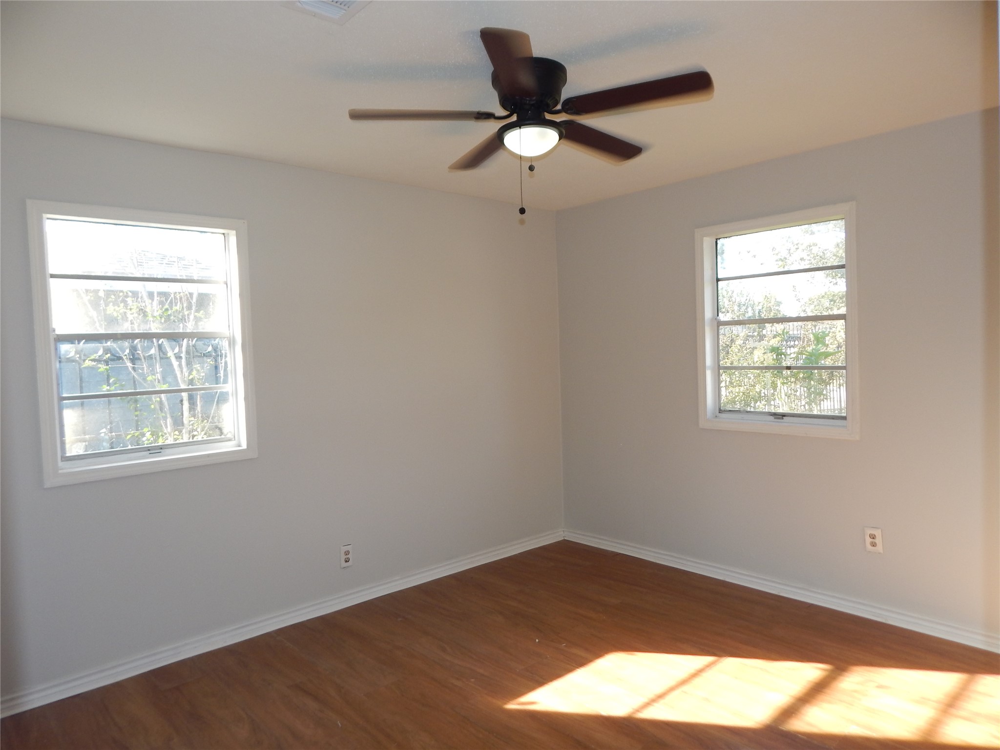 206 Arnett Lane Houston, TX 77037 - Photo 21 of 28 a window in an empty room