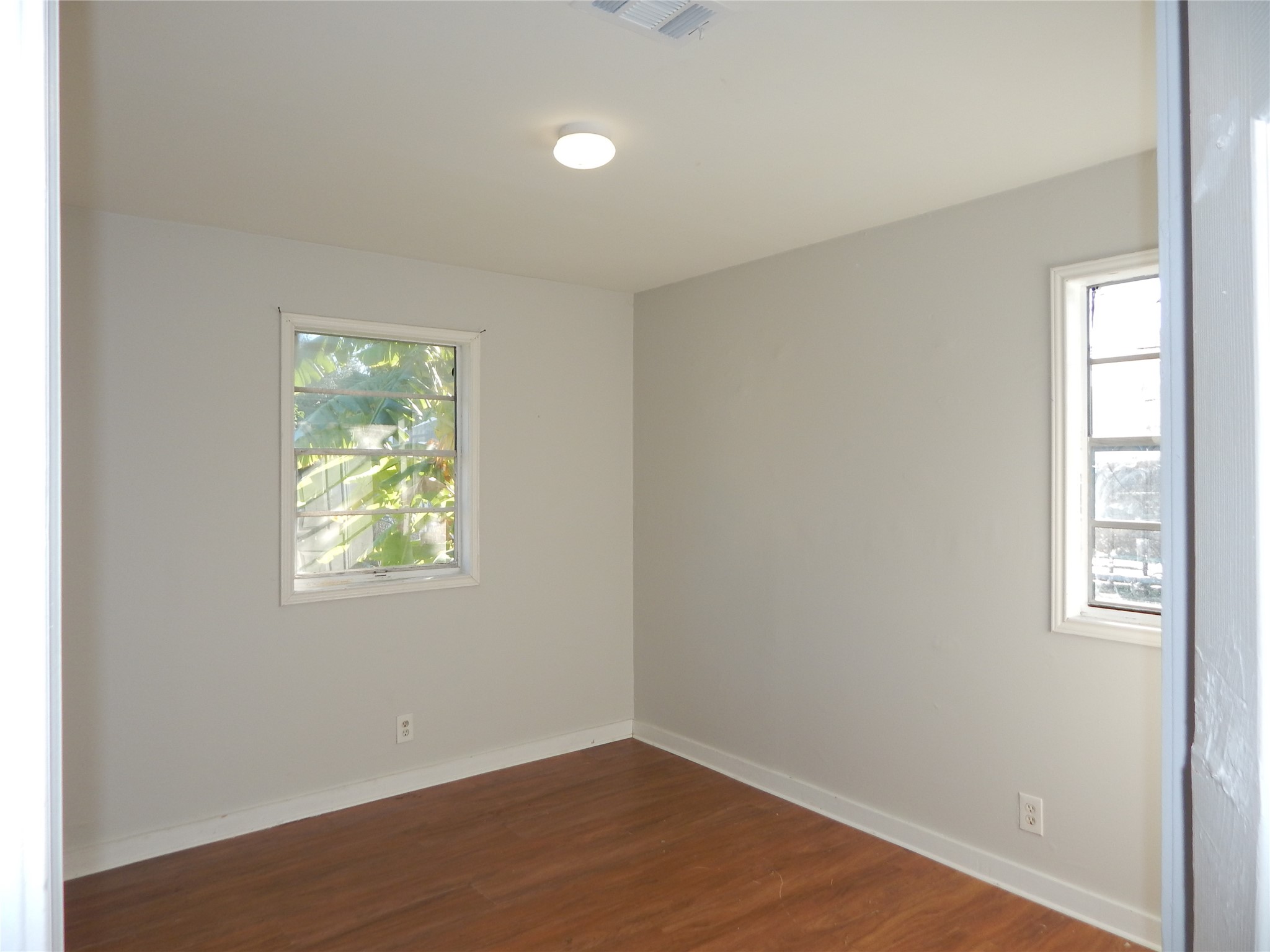 206 Arnett Lane Houston, TX 77037 - Photo 23 of 28 an empty room with windows