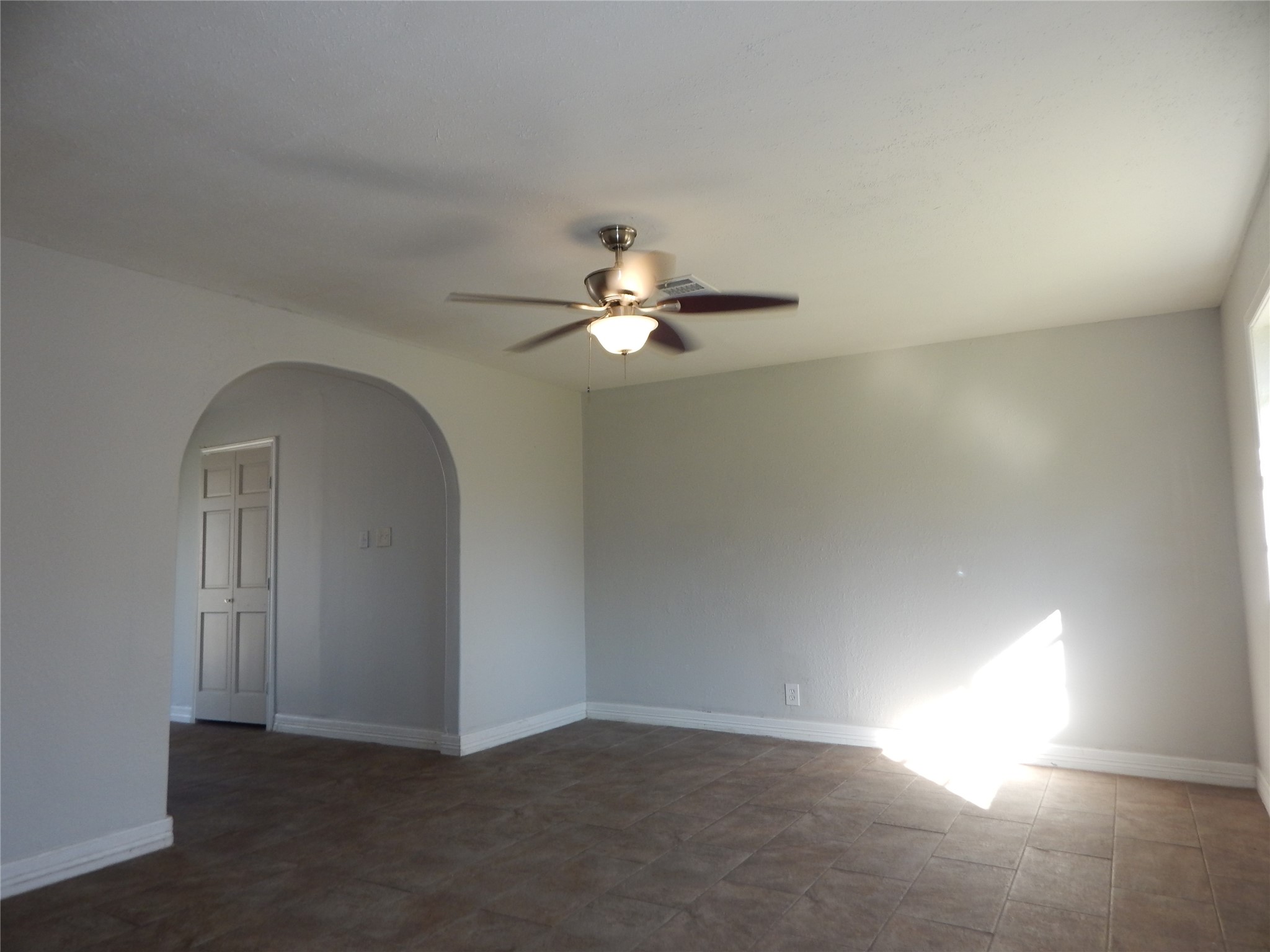 206 Arnett Lane Houston, TX 77037 - Photo 6 of 28 a view of a livingroom with a chandelier fan