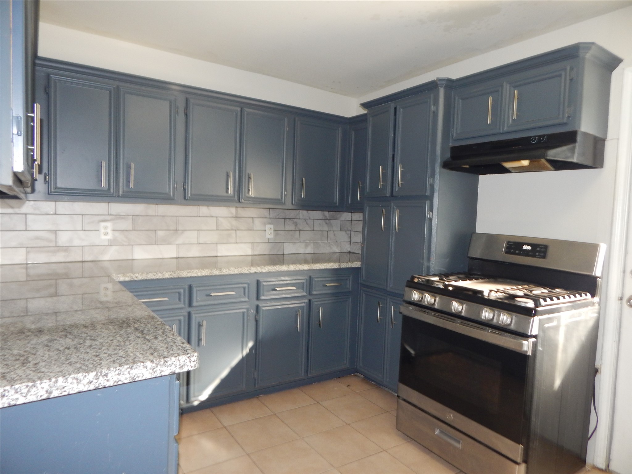 206 Arnett Lane Houston, TX 77037 - Photo 7 of 28 a kitchen with granite countertop a stove and a sink