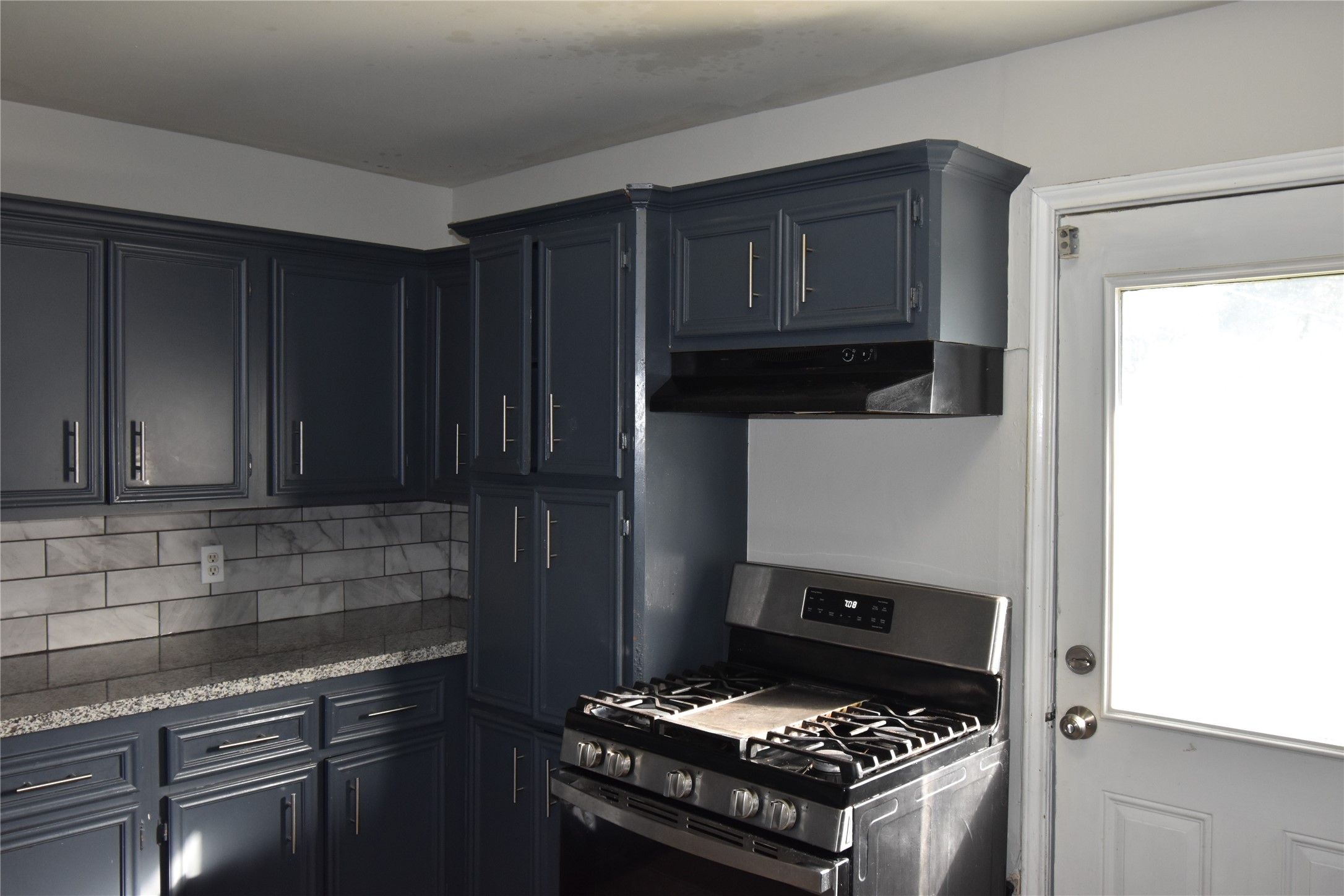 206 Arnett Lane Houston, TX 77037 - Photo 9 of 28 a kitchen with a stove and a cabinets
