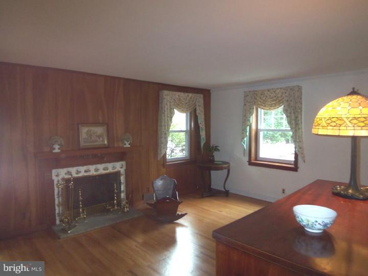 263 Avon Road Springfield, PA 19064 - Photo 2 of 25 Living Room